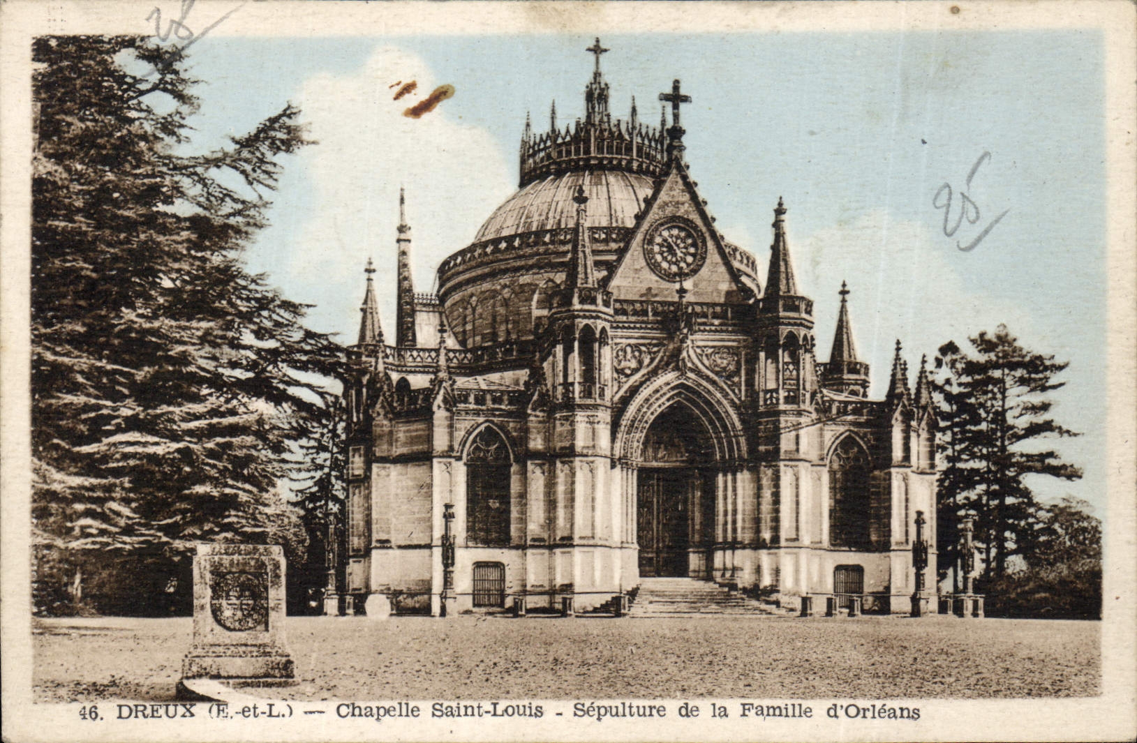 CPA Dreux E et L Chapelle Saint Louis Sepulture de la Famille d'Orleans