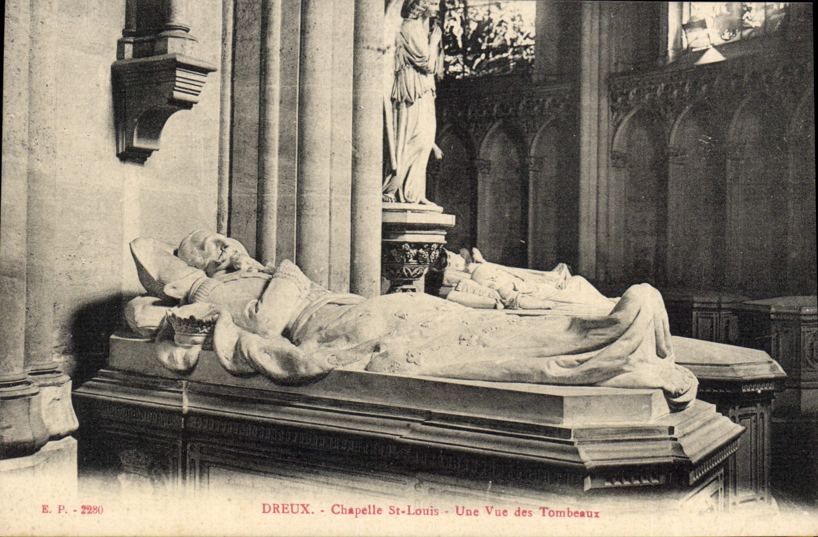 CPA Dreux Chapelle St Louis une vue des Tombeaux