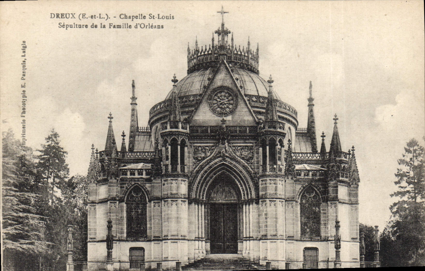 CPA Dreux E et L Chapelle St Louis Sepulture de la Famille d'Orleans