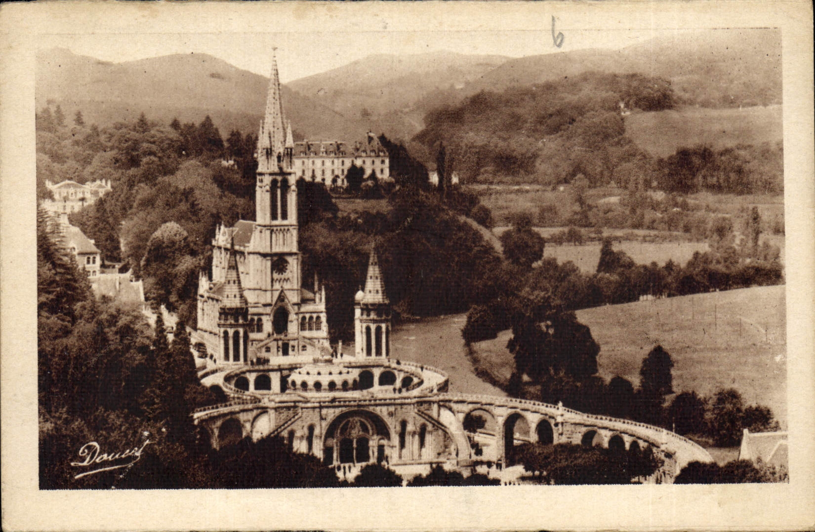 CPA Lourdes la Basilique vue de face 