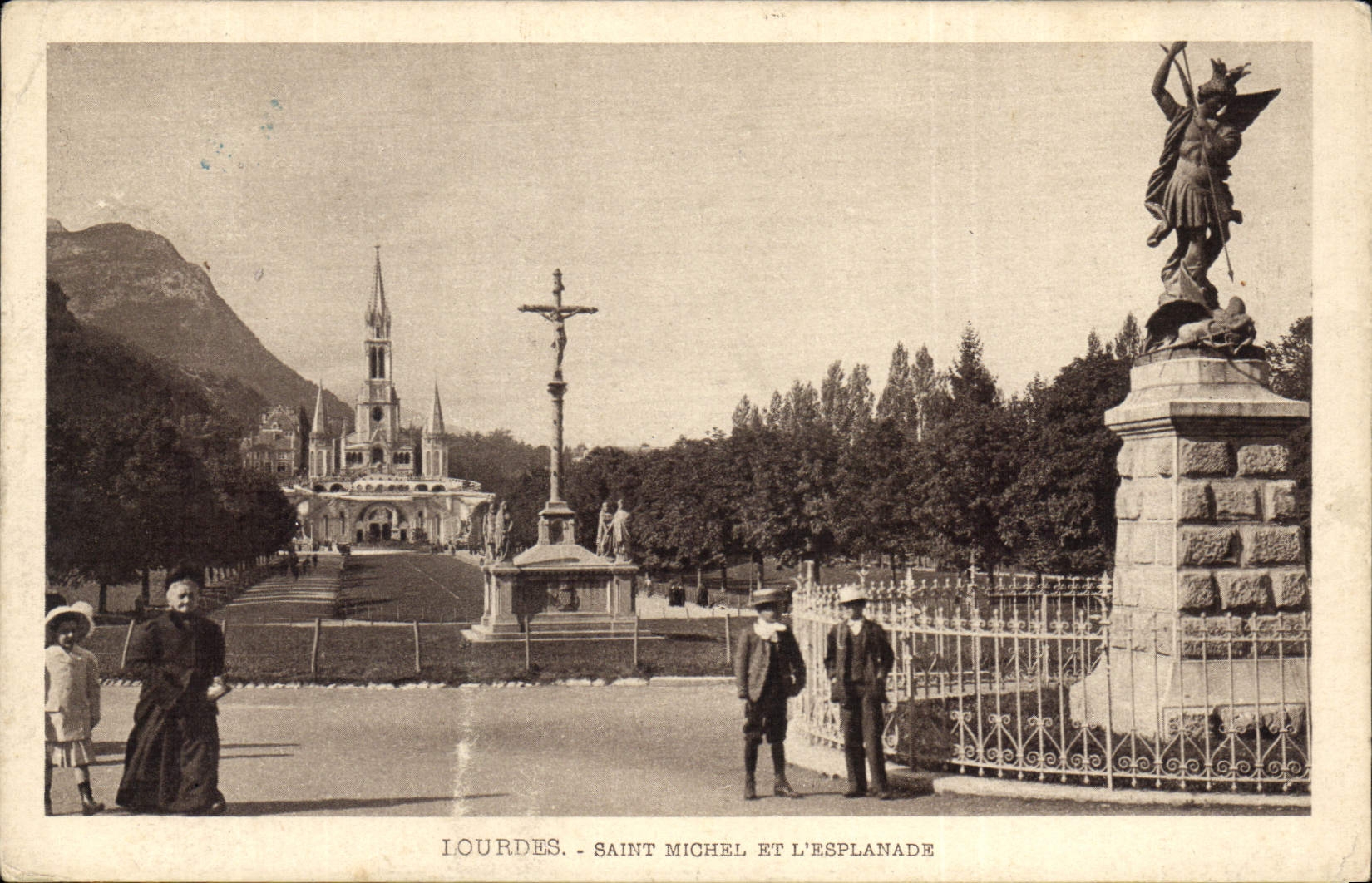 CPA Lourdes Saint Michel et l'esplanade 