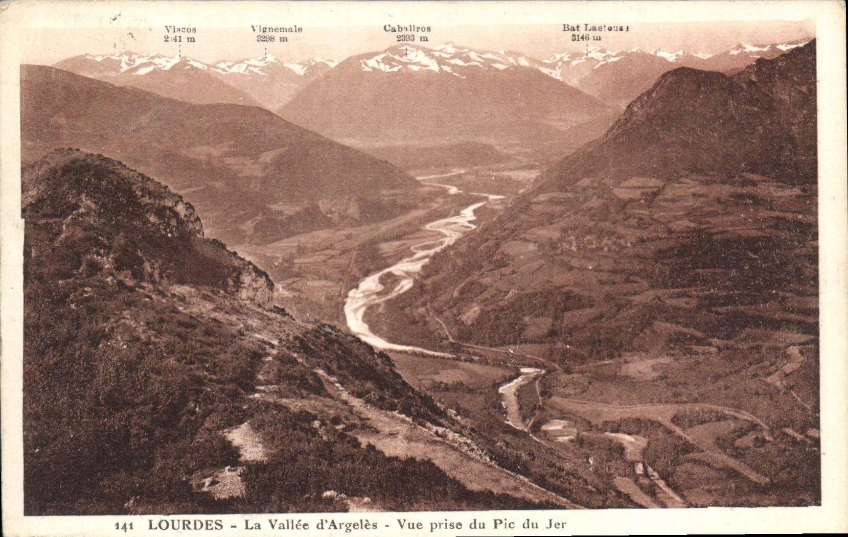 CPA Lourdes La Vallee d'Argeles vue prise du Pic du Jer 