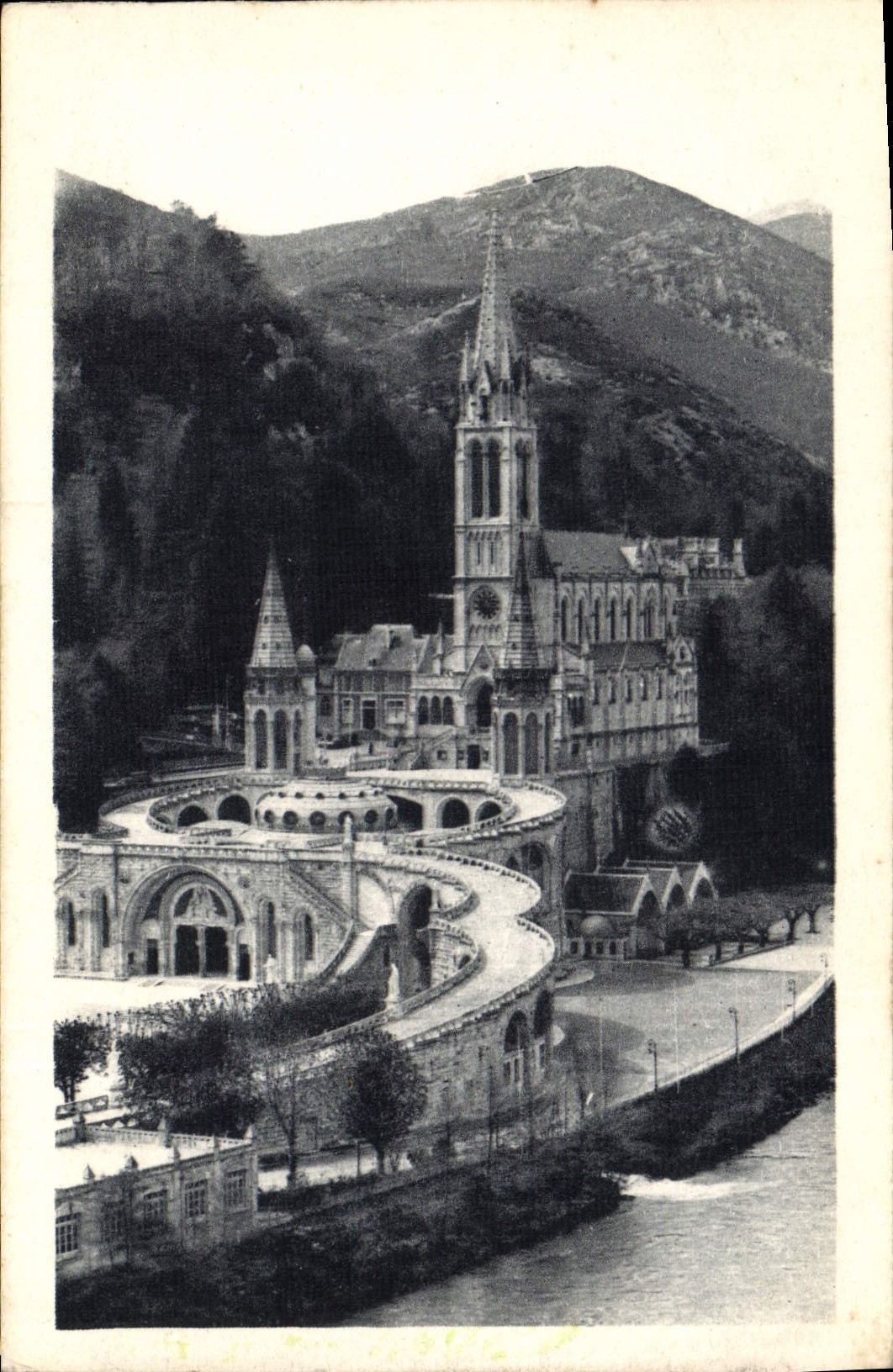 CPA Lourdes la Basilique et le Gave 