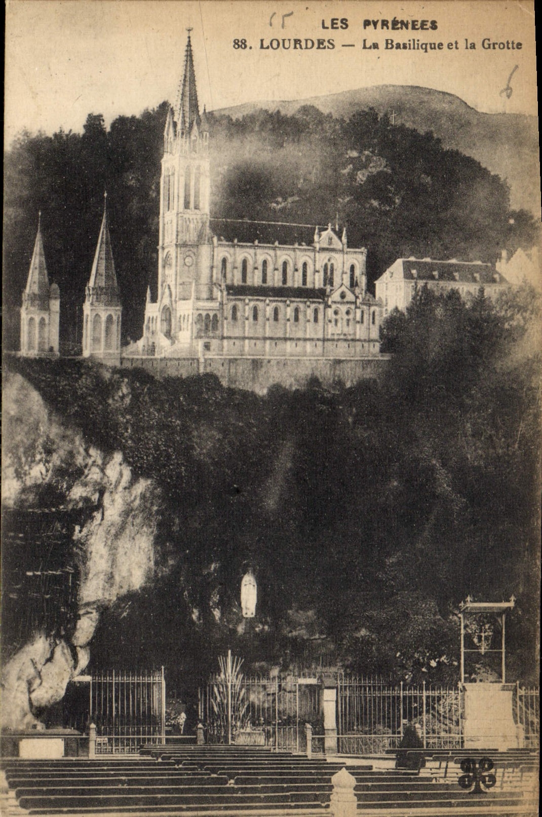 CPA Les Pyrenees Lourdes la Basilique et la Grotte 