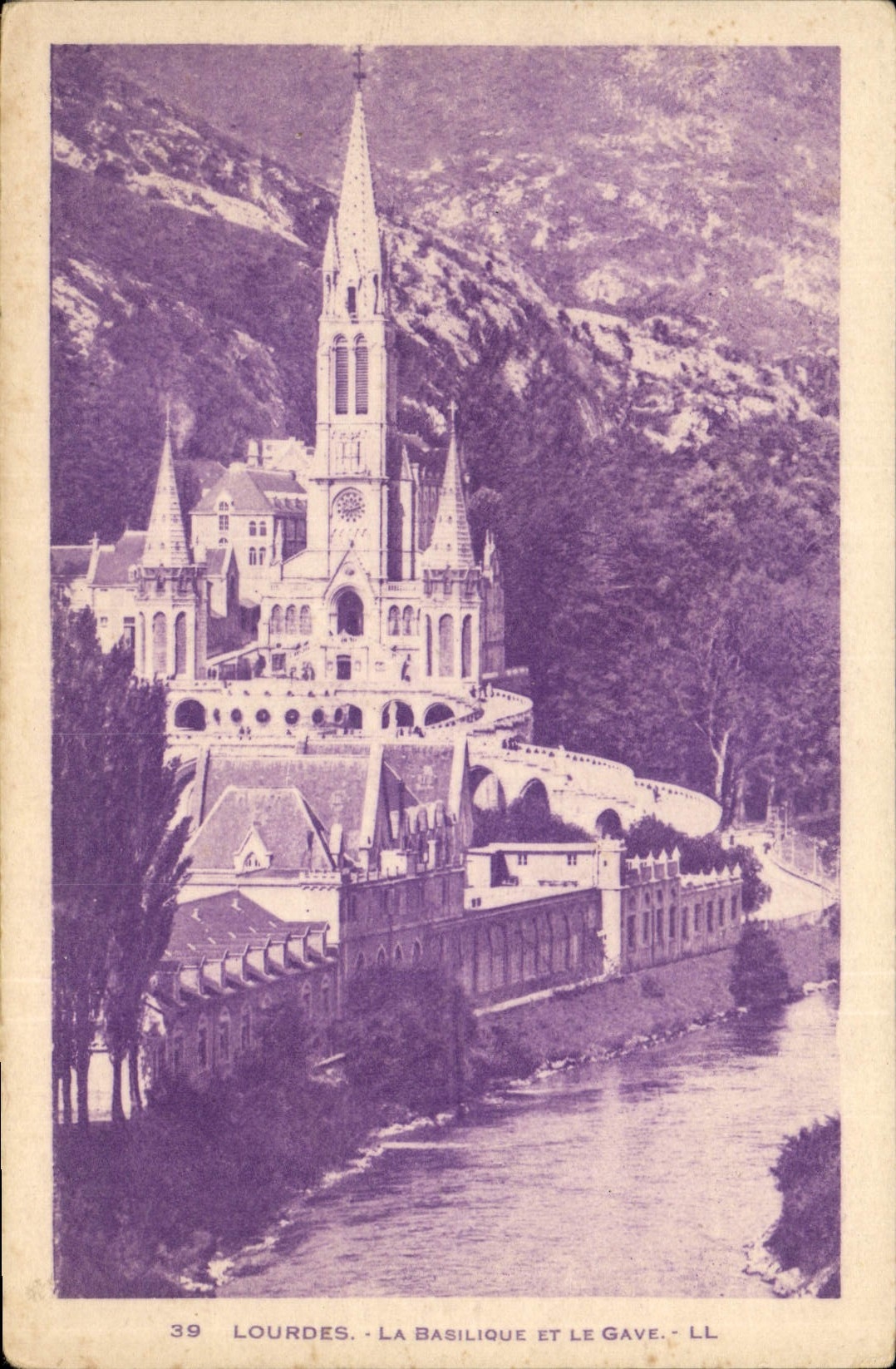 CPA Lourdes la Basilique et le Gave 