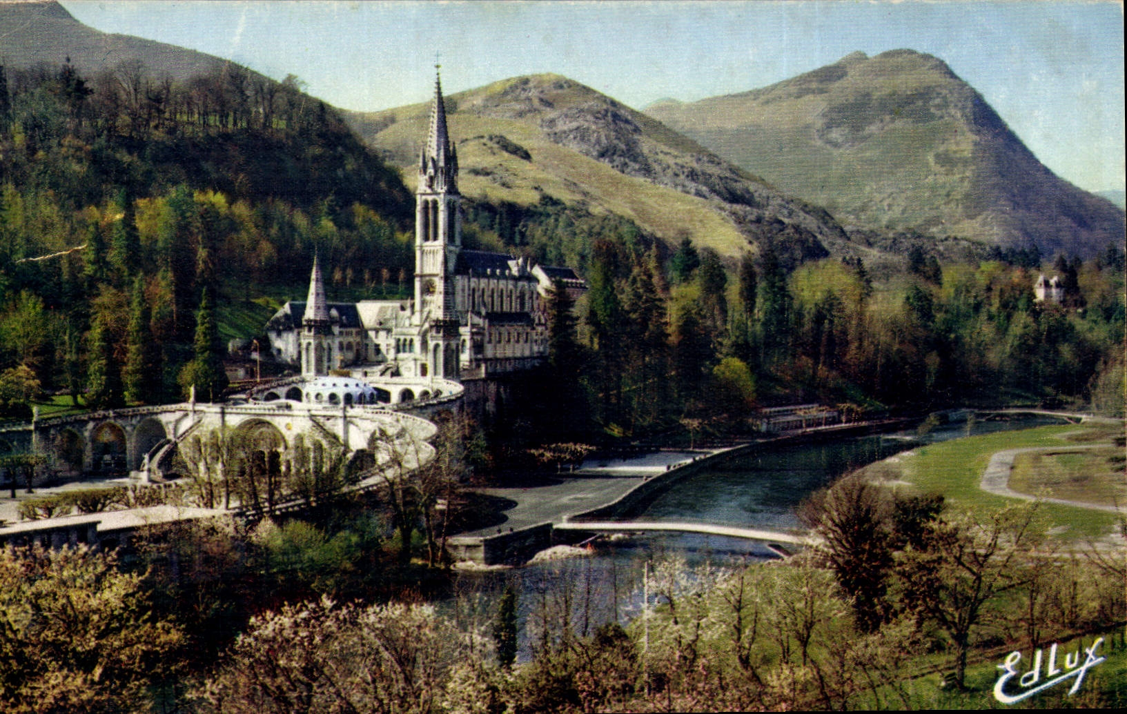 CPA Lourdes la Basilique le Gave et les nouveaux Ponts Inaugures le 25 mars 1966 