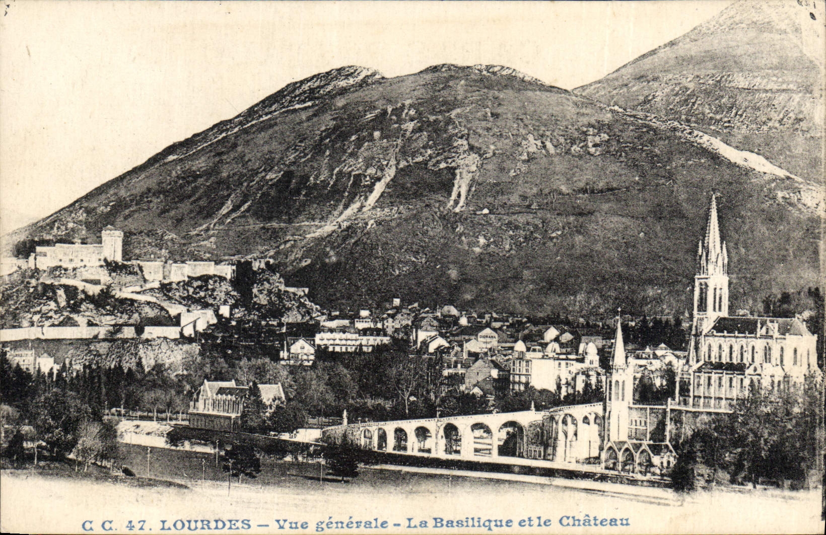 CPA Lourdes vue generale la Basilique et le Chateau 