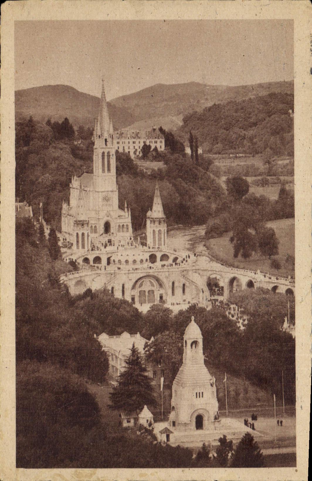 CPA Lourdes H P la Basilique et le Monument Interallie 