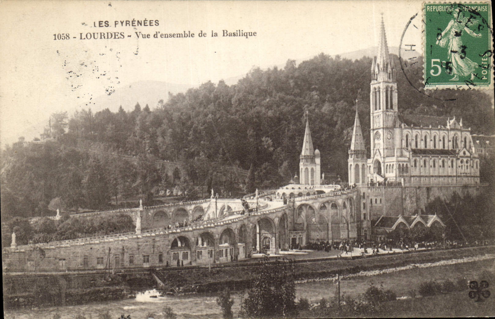 CPA Les Pyrenees Lourdes vue d'ensemble de la Basilique 