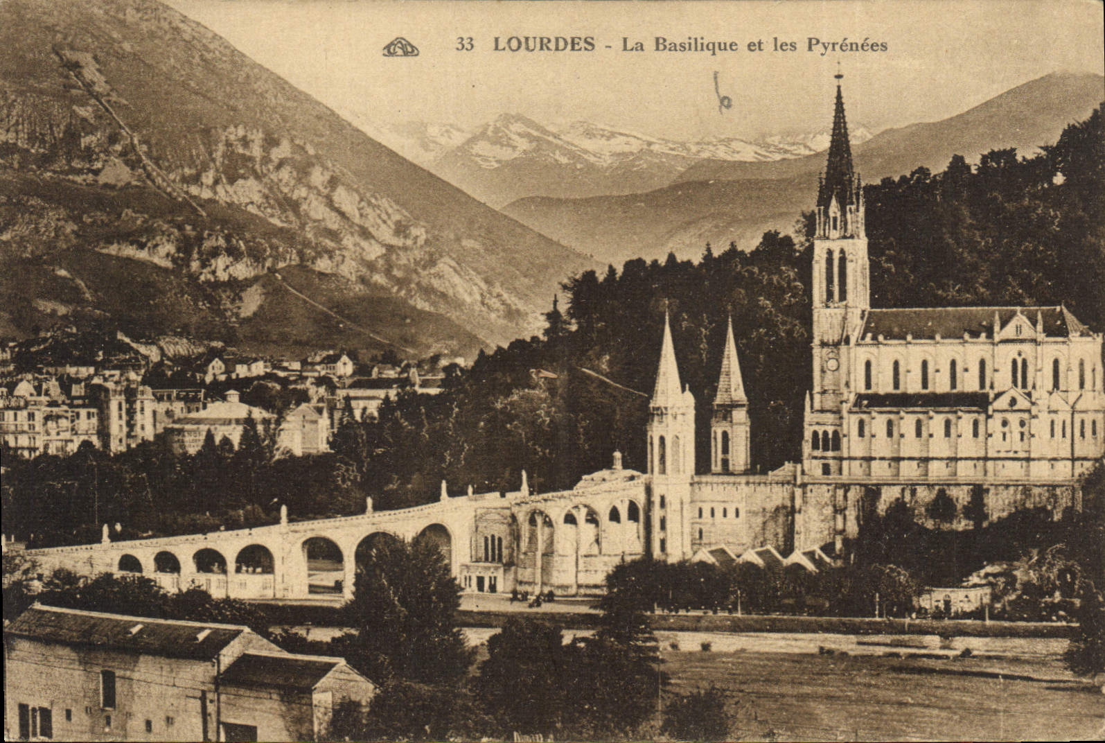 CPA Lourdes la Basilique et les Pyrenees 