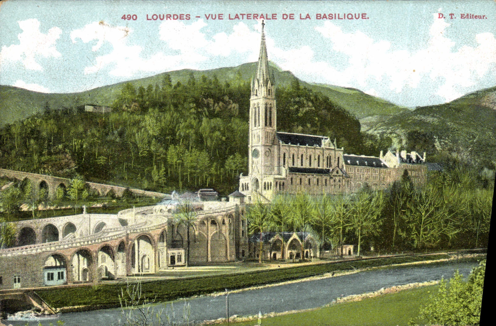 CPA Lourdes vue Laterale de la Basilique 