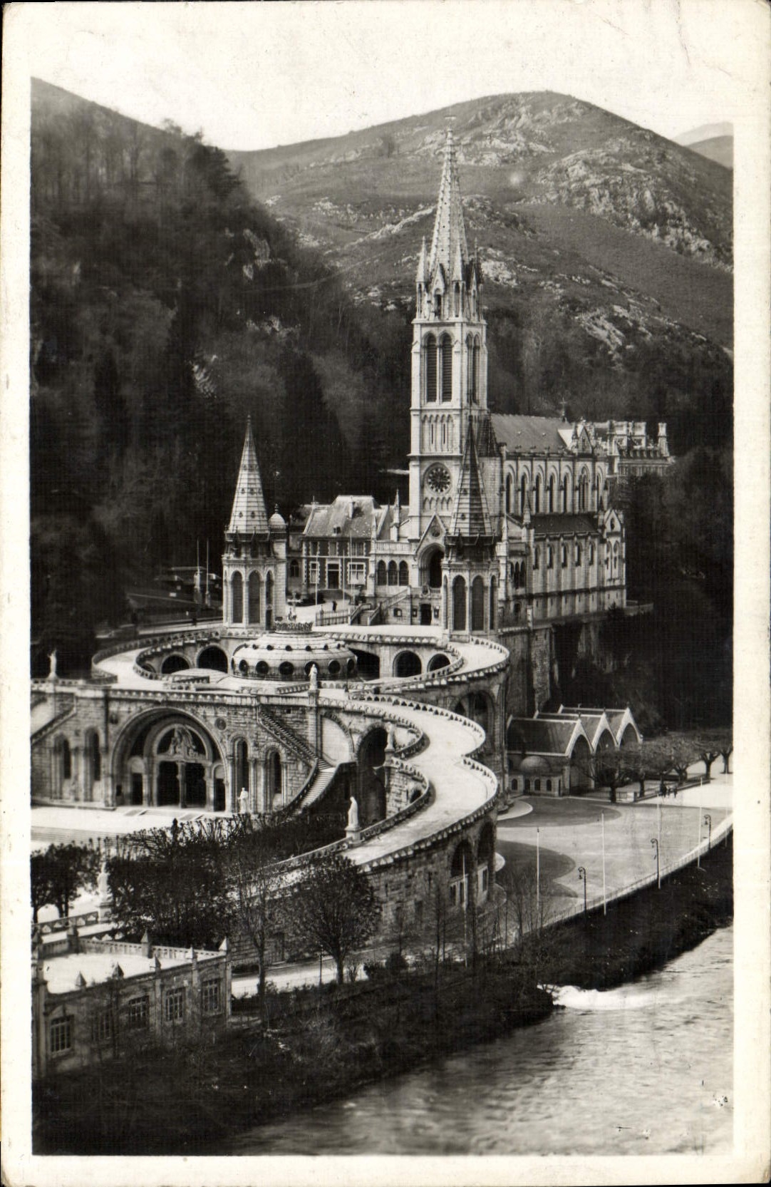 CPA Lourdes la Basilique et le Gave 
