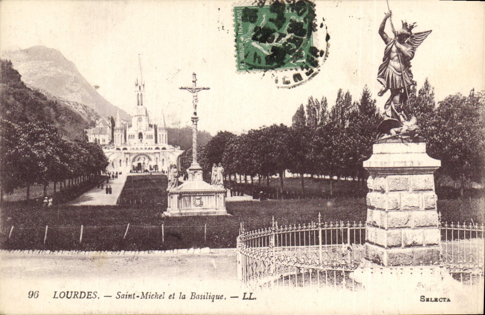 CPA Lourdes Saint Michel et la Basilique 