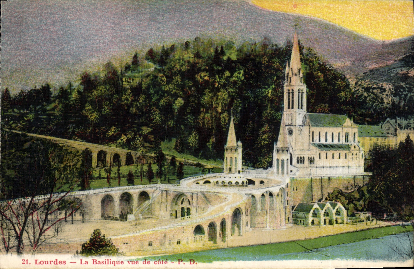 CPA Lourdes la Basilique vue de cote 