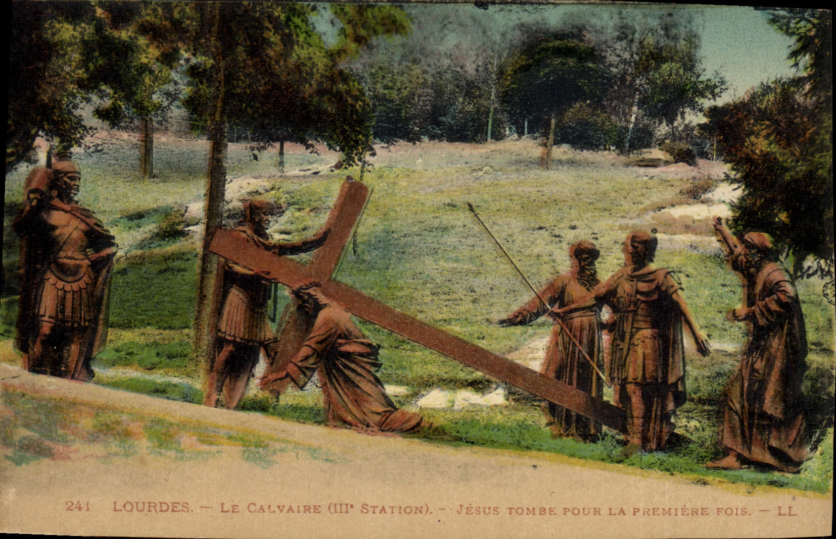 CPA Lourdes la Calvaire III station Jesus Tombe pour la Premiere fois 