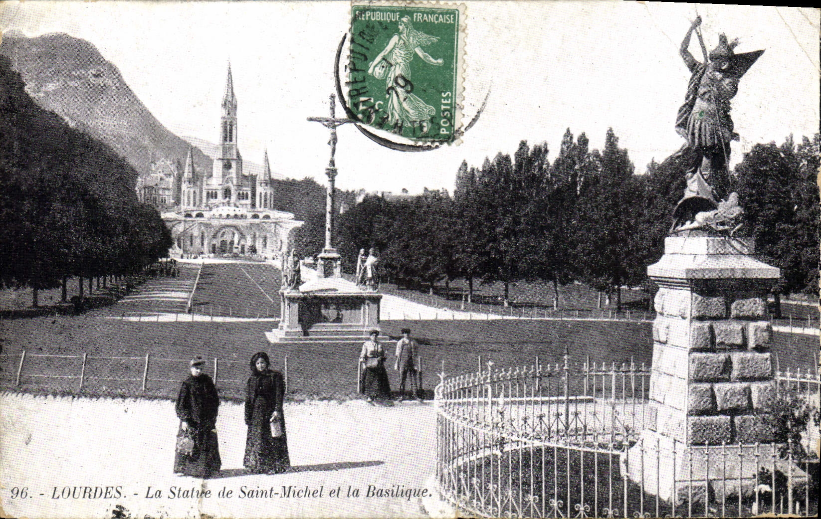 CPA Lourdes la Statue de Saint Michel et la Basilique 