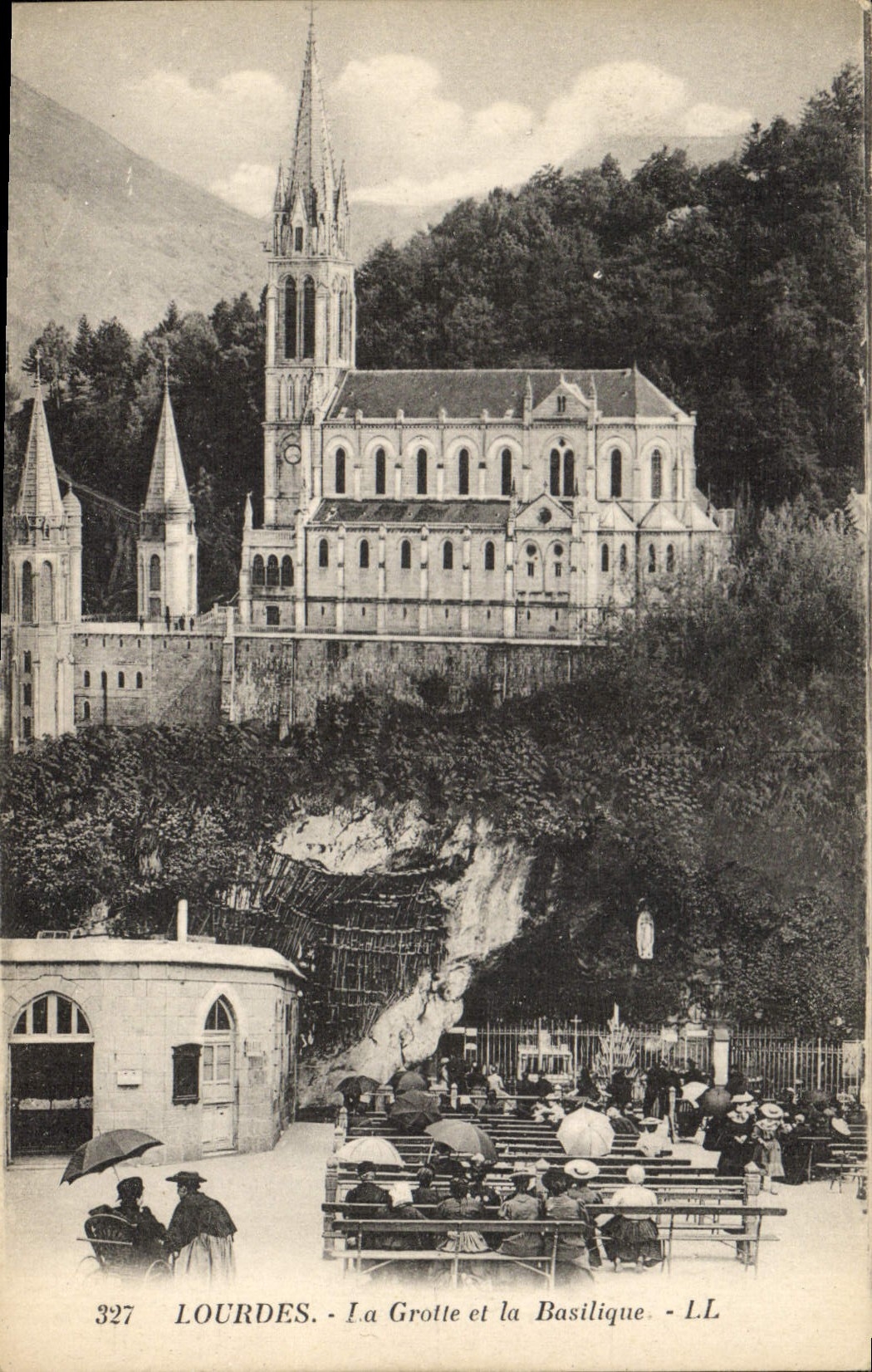 CPA Lourdes la Grotte et la Basilique 