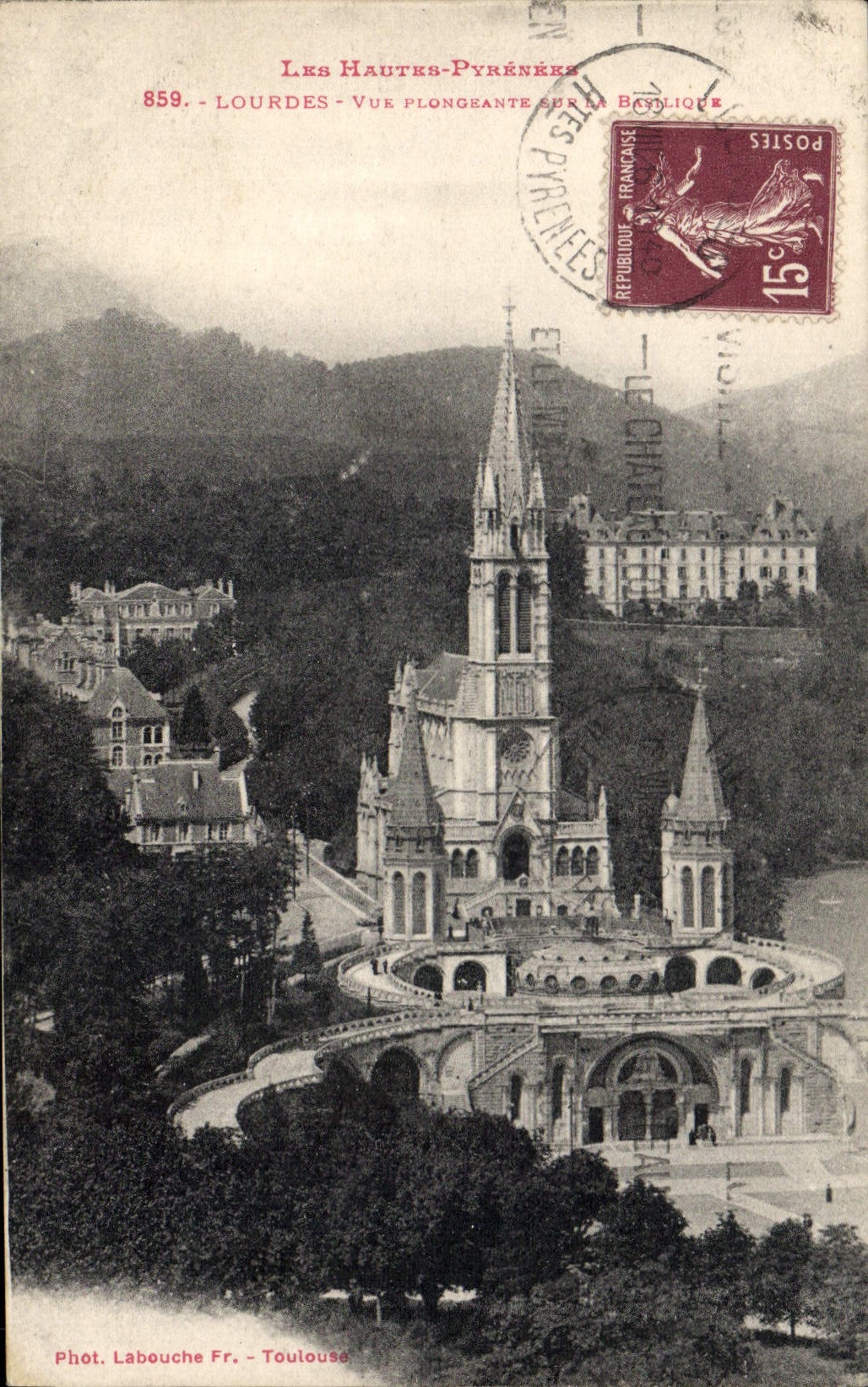 CPA Les Hautes Pyrenees v vue Plongeante sur la Basilique 