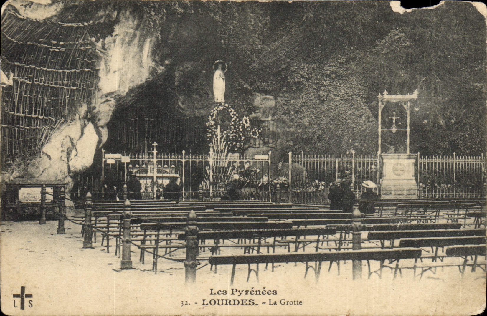 CPA Les Pyrenees Lourdes la Grotte 