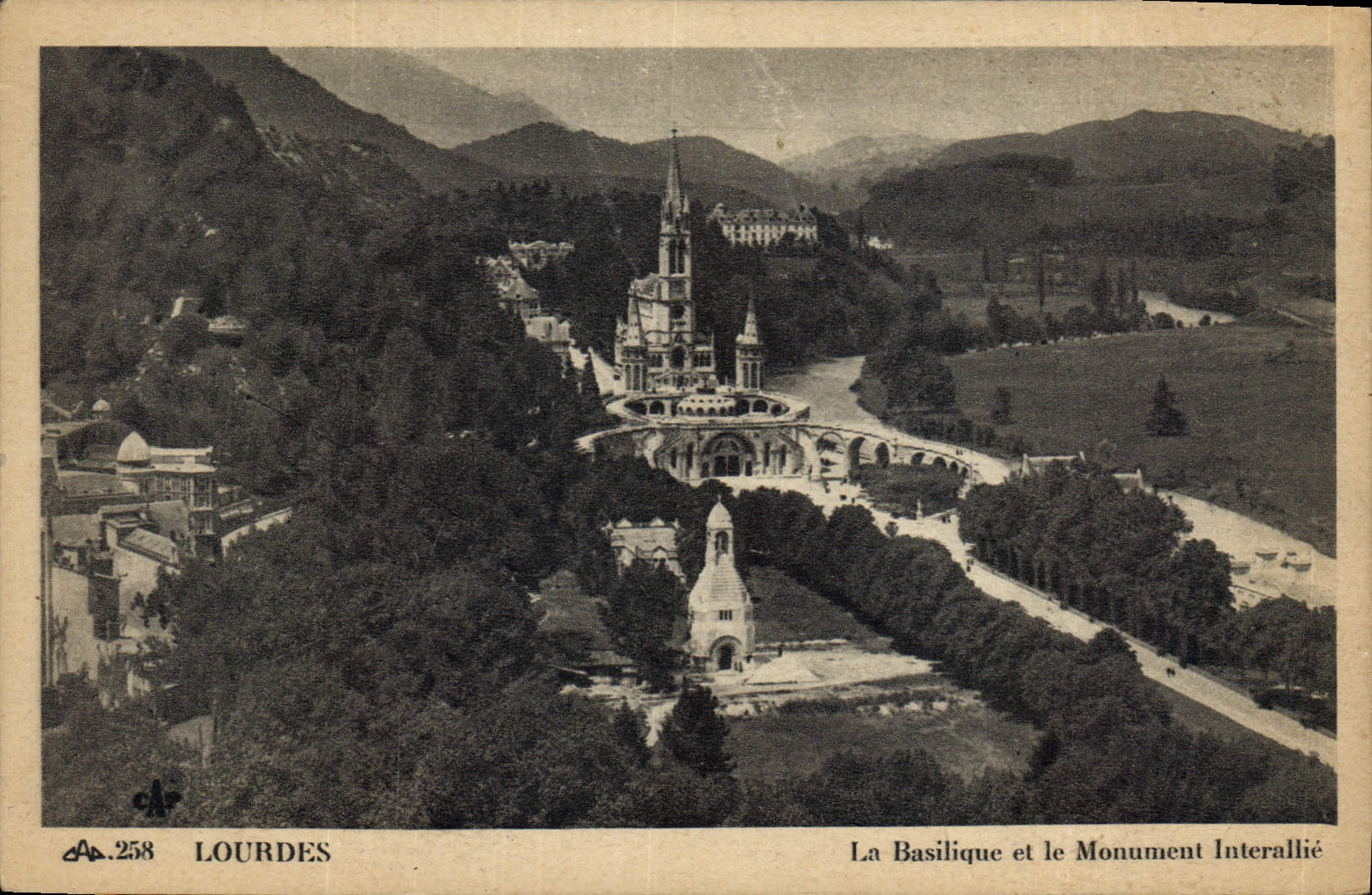 CPA Lourdes la Basilique et le Monument Interallie 