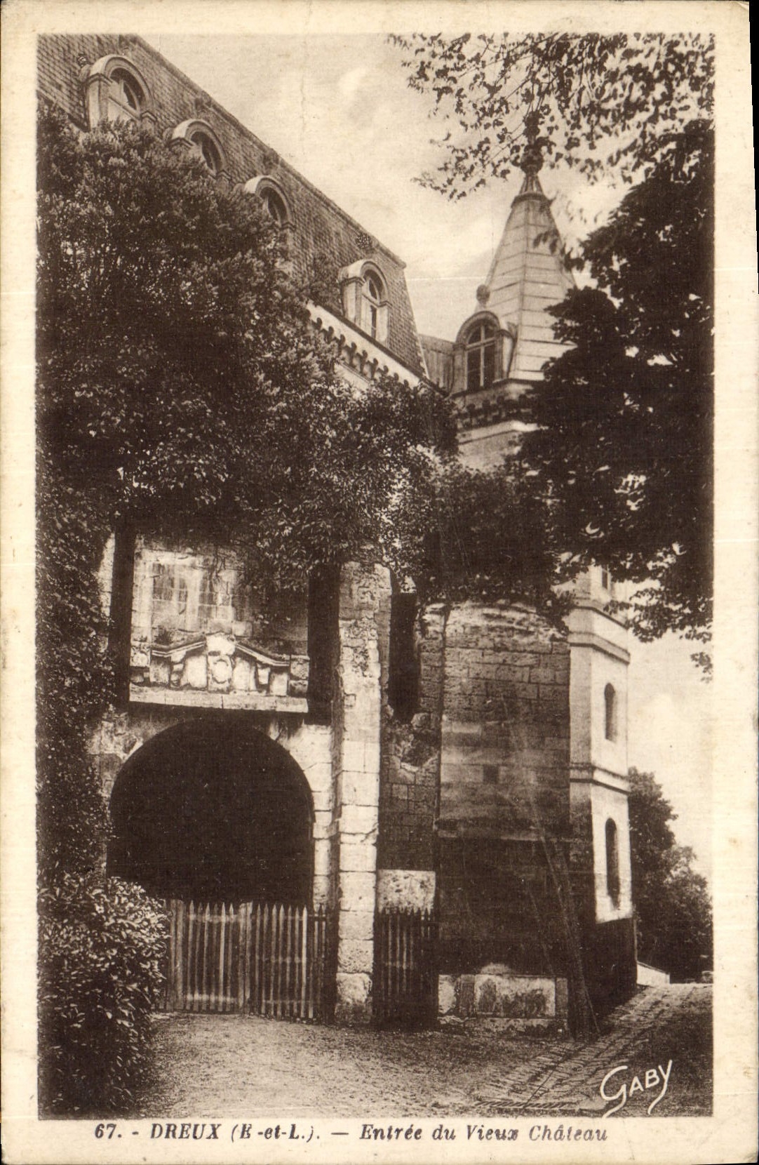 CPA Dreux E et L entree du Vieux Chateau 