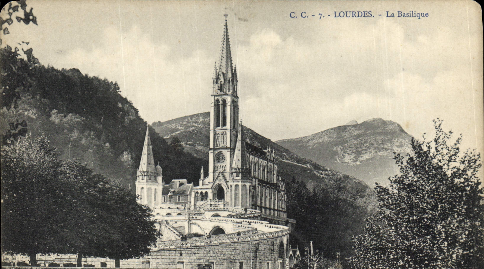 CPA Lourdes la Basilique 