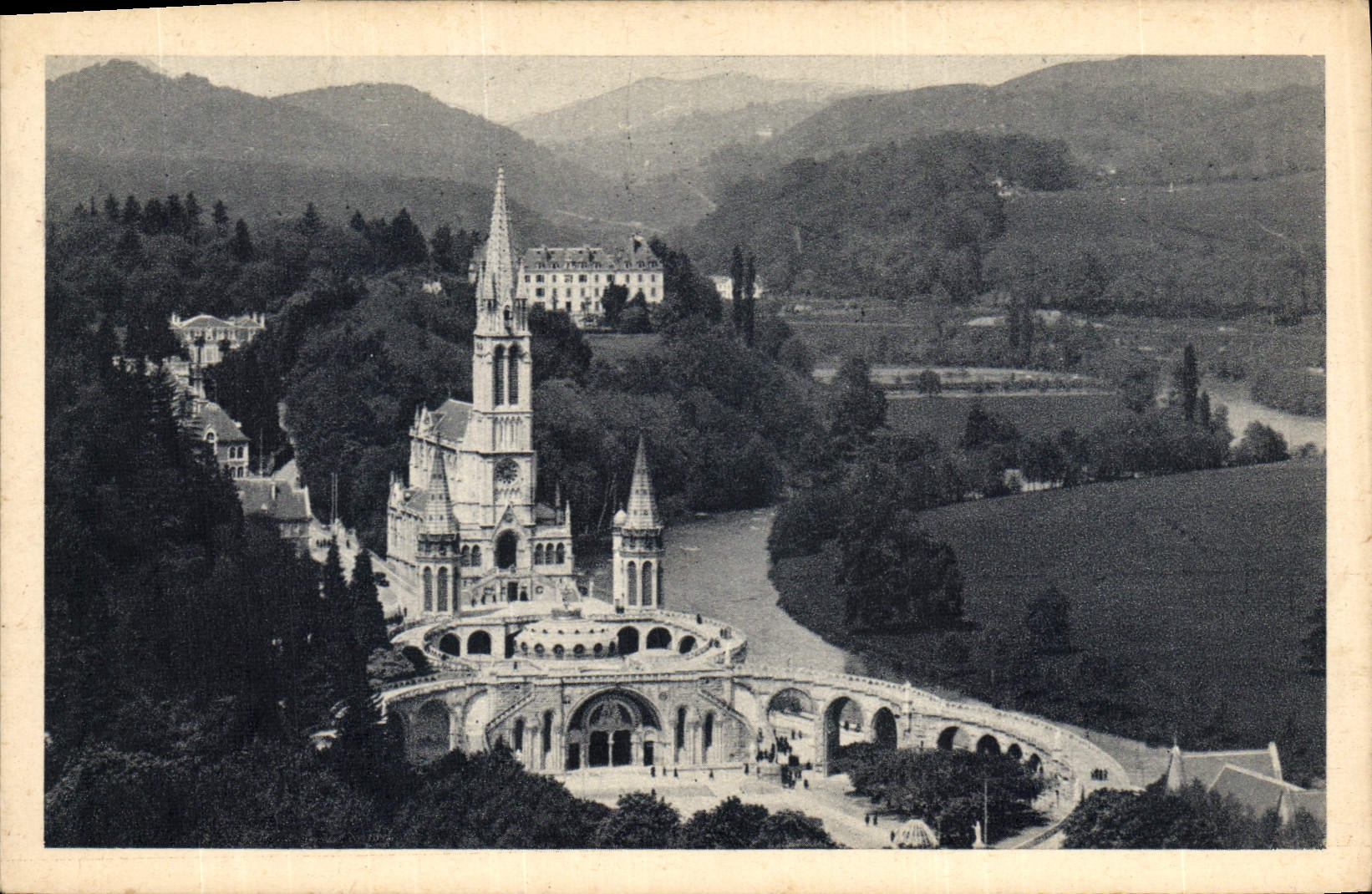 CPA Lourdes la Basilique vue du Chateau Fort 