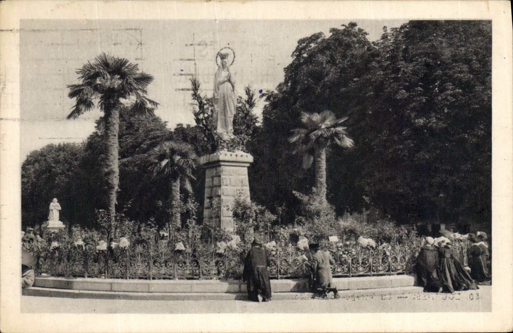 CPA Lourdes la Vierge Couronnee 