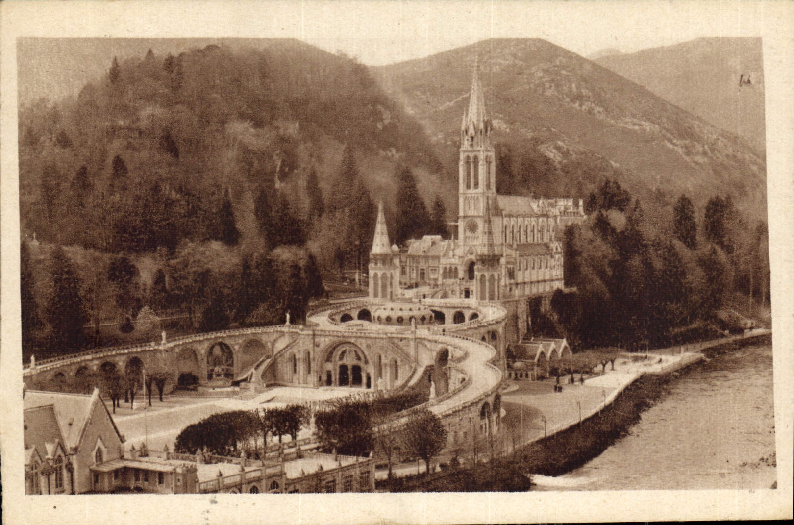 CPA Lourdes vue d'ensemble sur la Basilique 