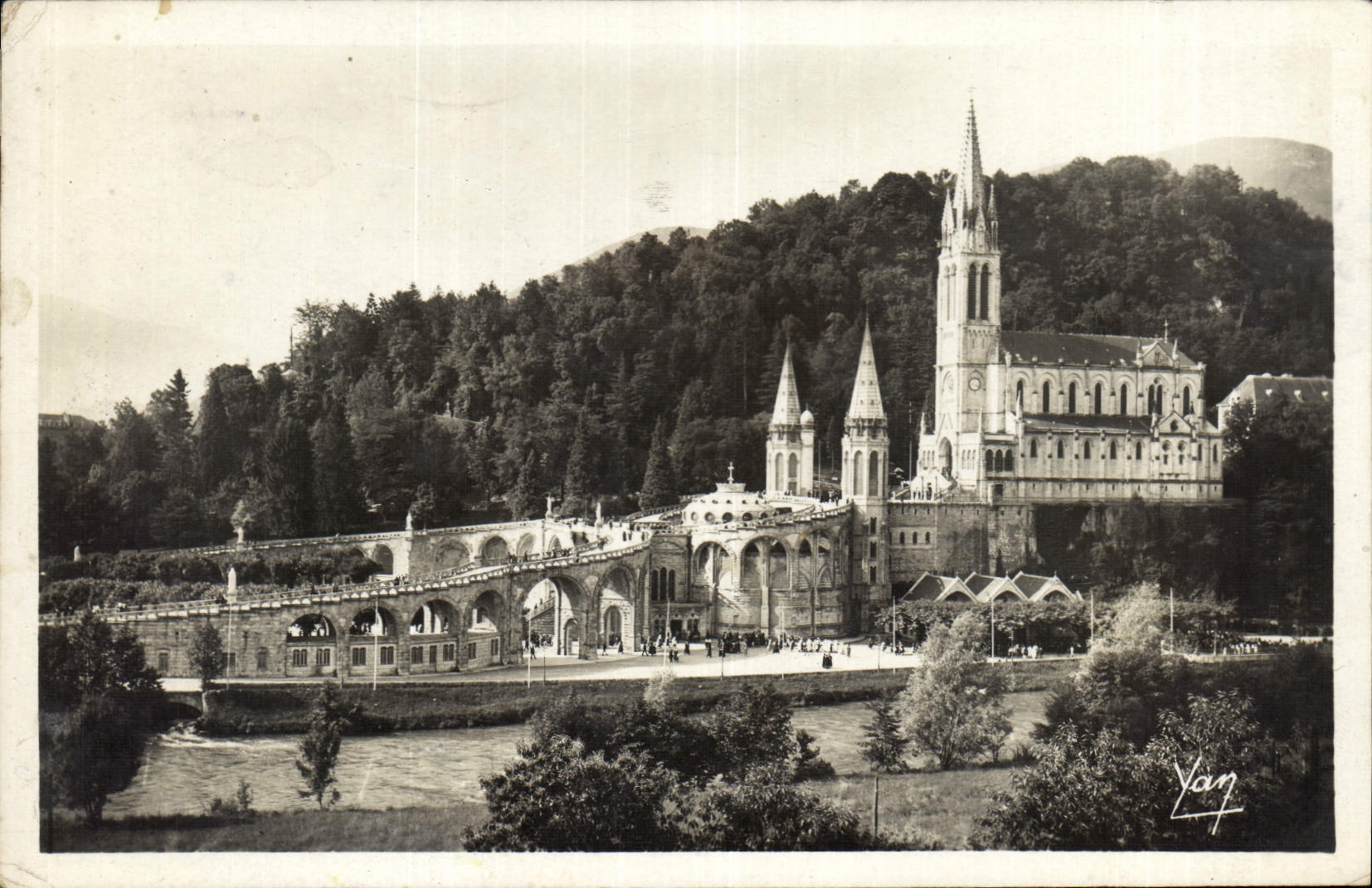 CPA Lourdes la Basilique et le Calvaire 