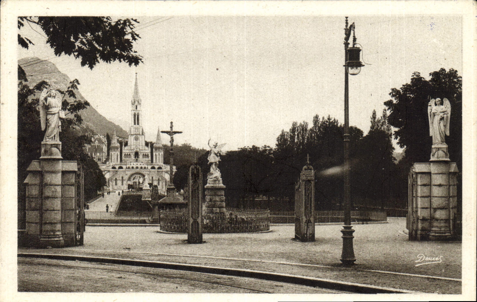 CPA Lourdes Entree de l'Esplanade 