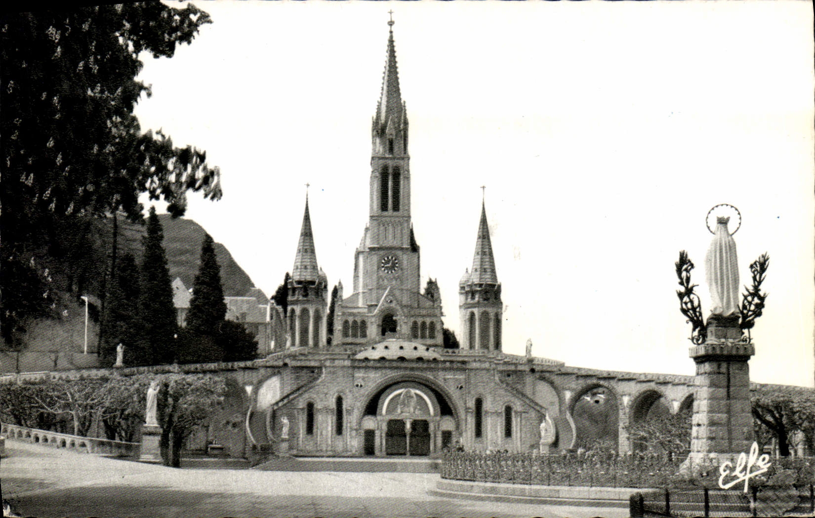 CPA Lourdes l'Esplanade et la Basilique 