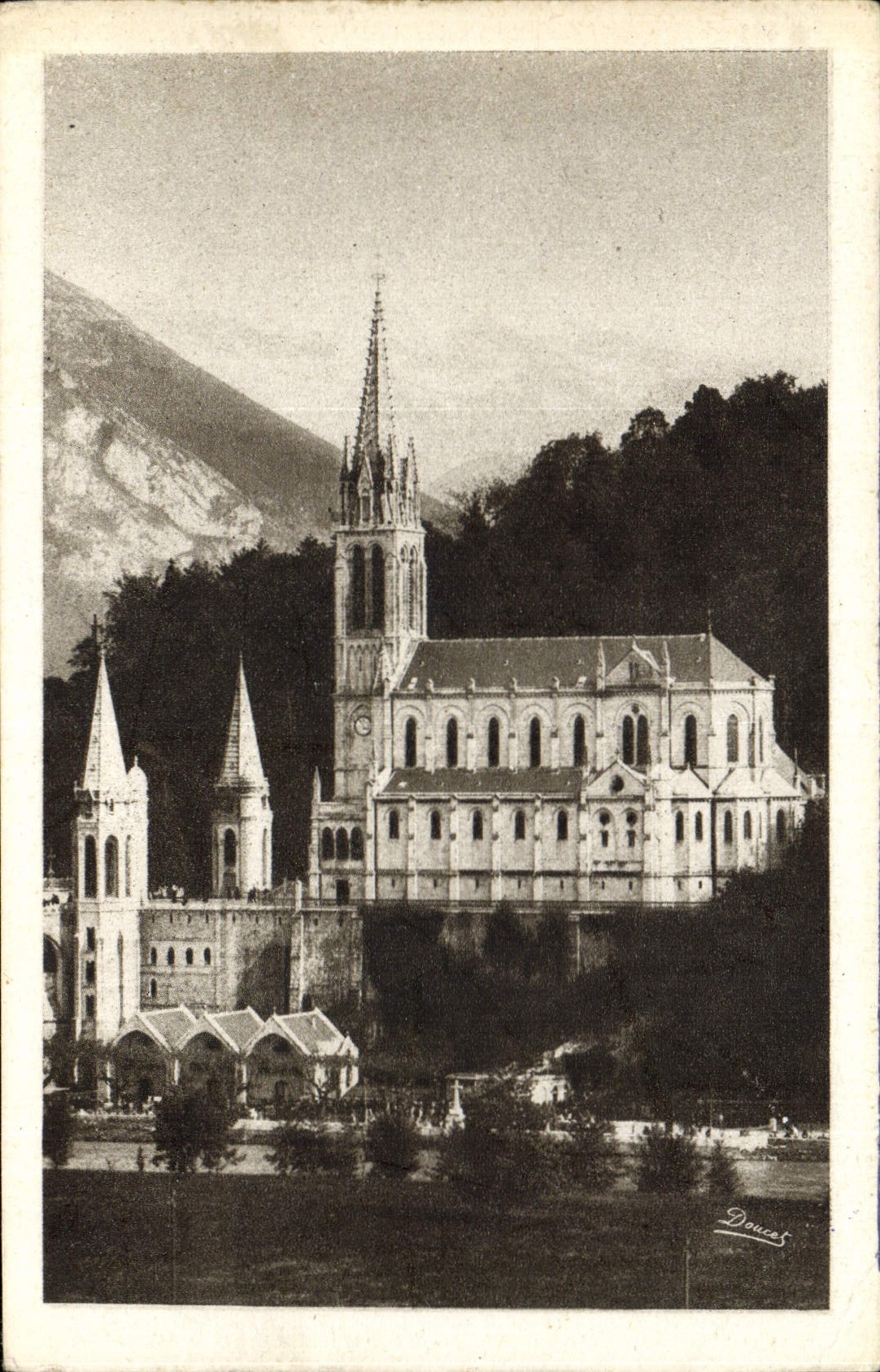 CPA Lourdes la Basilique 