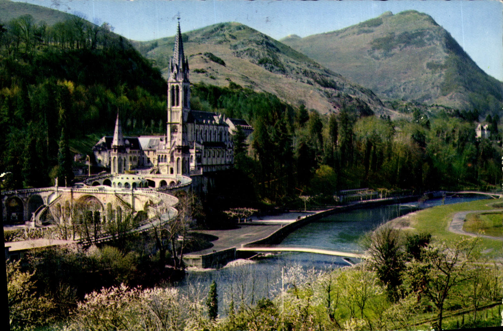 CPA Lourdes la Basilique le Gave et les Nouveaux Ponts Inaugures le 25 Mars 1966 