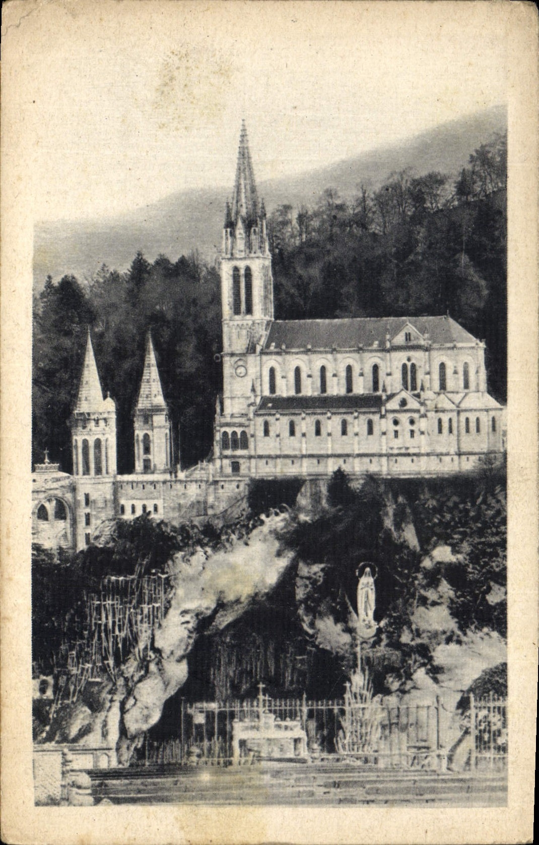 CPA Lourdes la grotte et la Basilique 