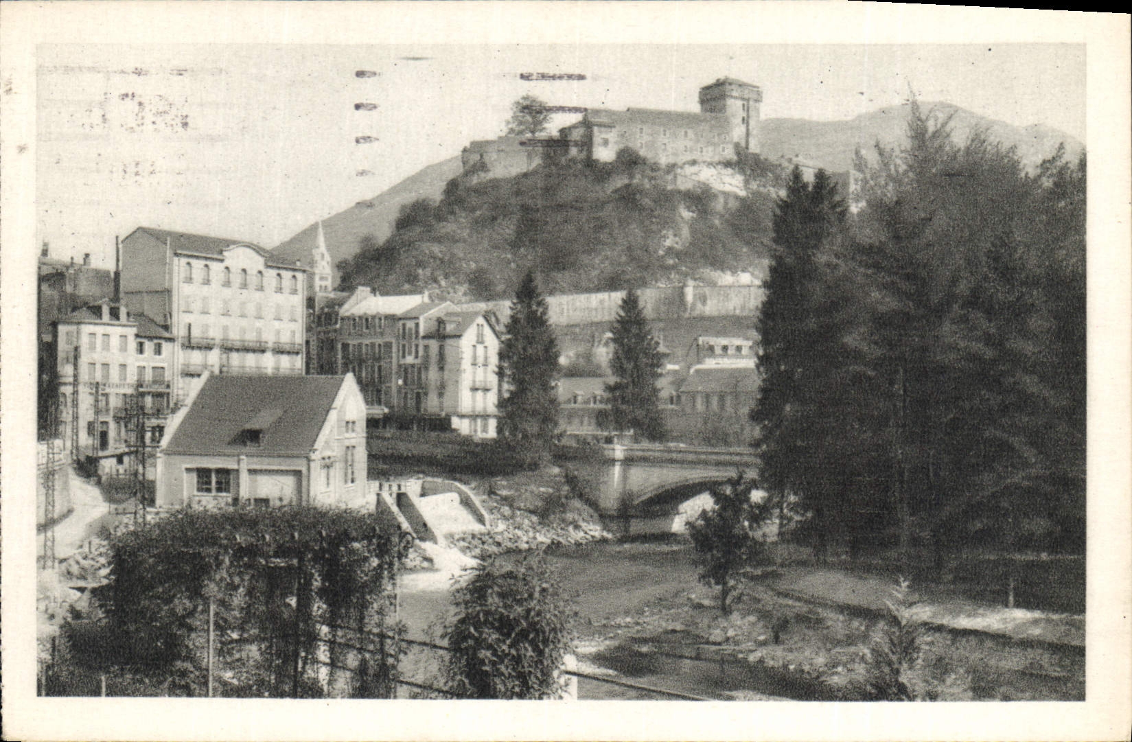 CPA Lourdes le Chateau Fort et le Gave 