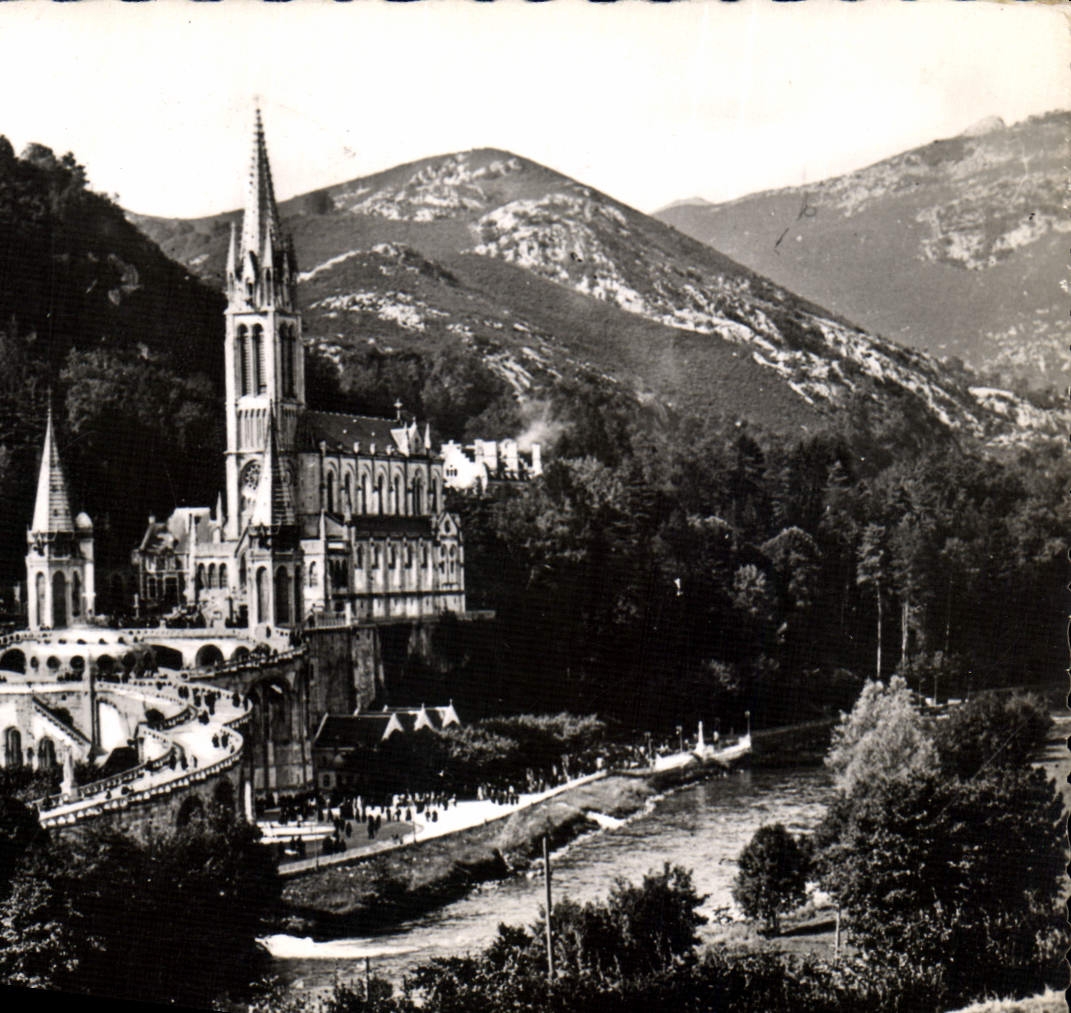 CPA Lourdes la Basilique 
