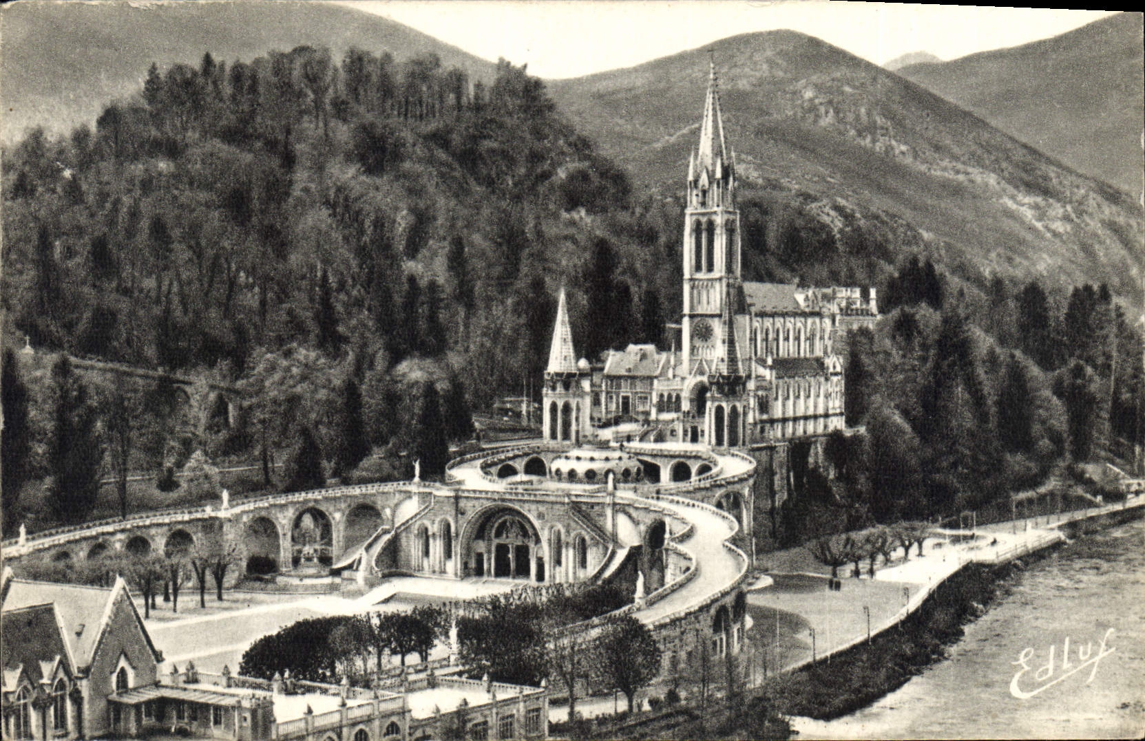CPA Lourdes vue d'ensemble sur la Basilique 