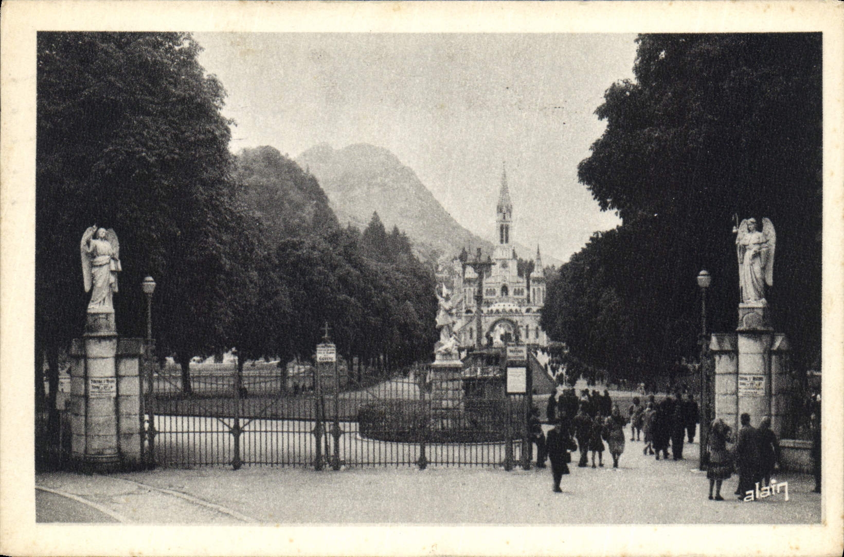 CPA Lourdes l'Entree de la Basilique 
