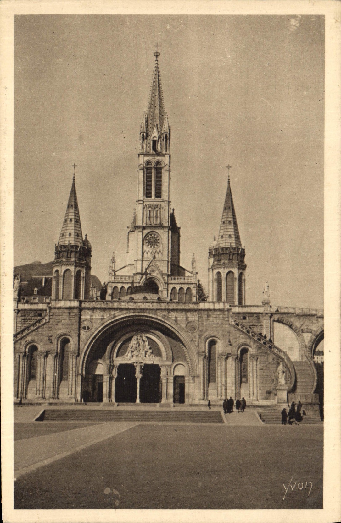 CPA Les Bernadettes a Lourdes la Basilique 