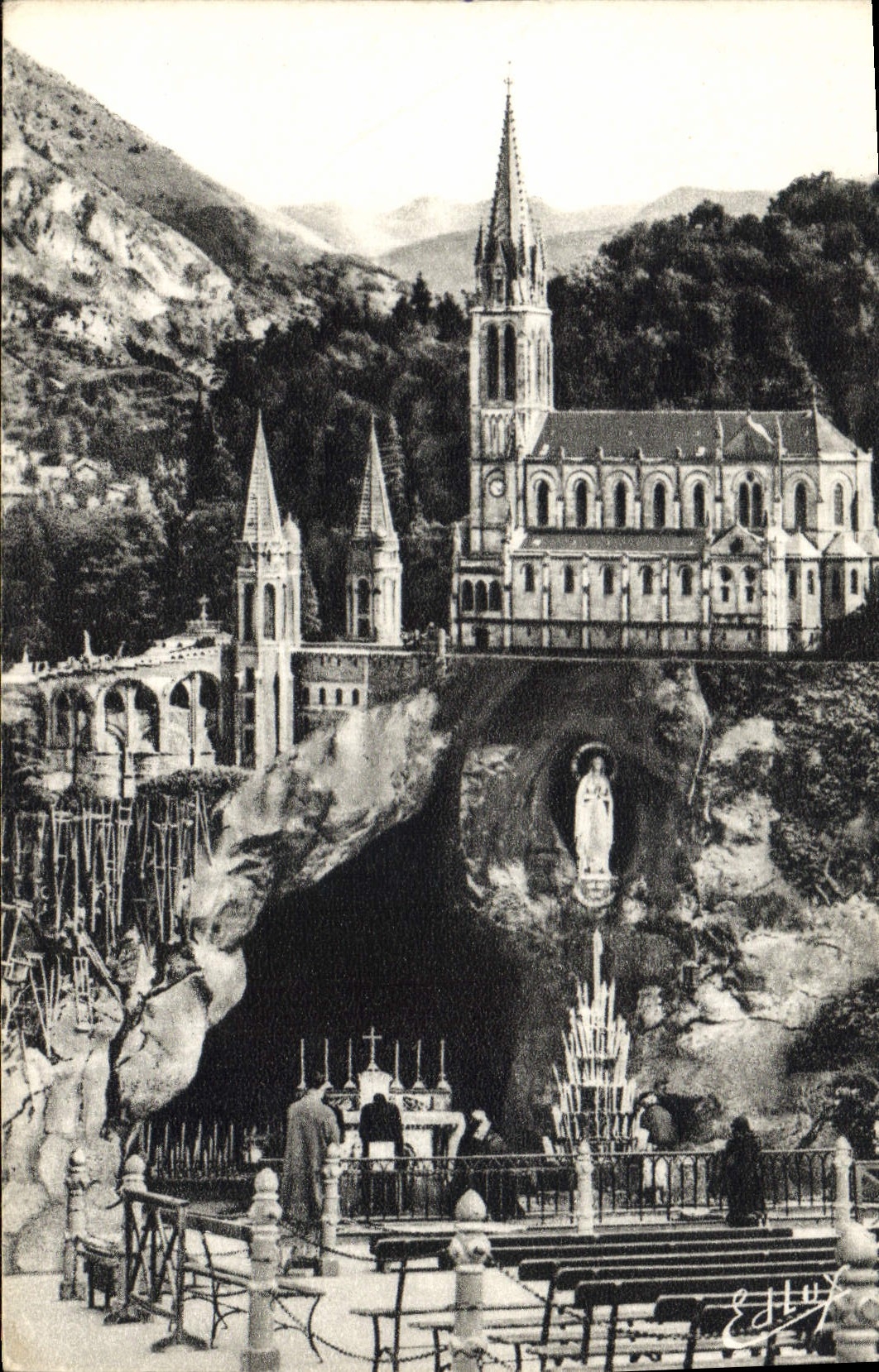 CPA Lourdes la grotte et la Basilique 