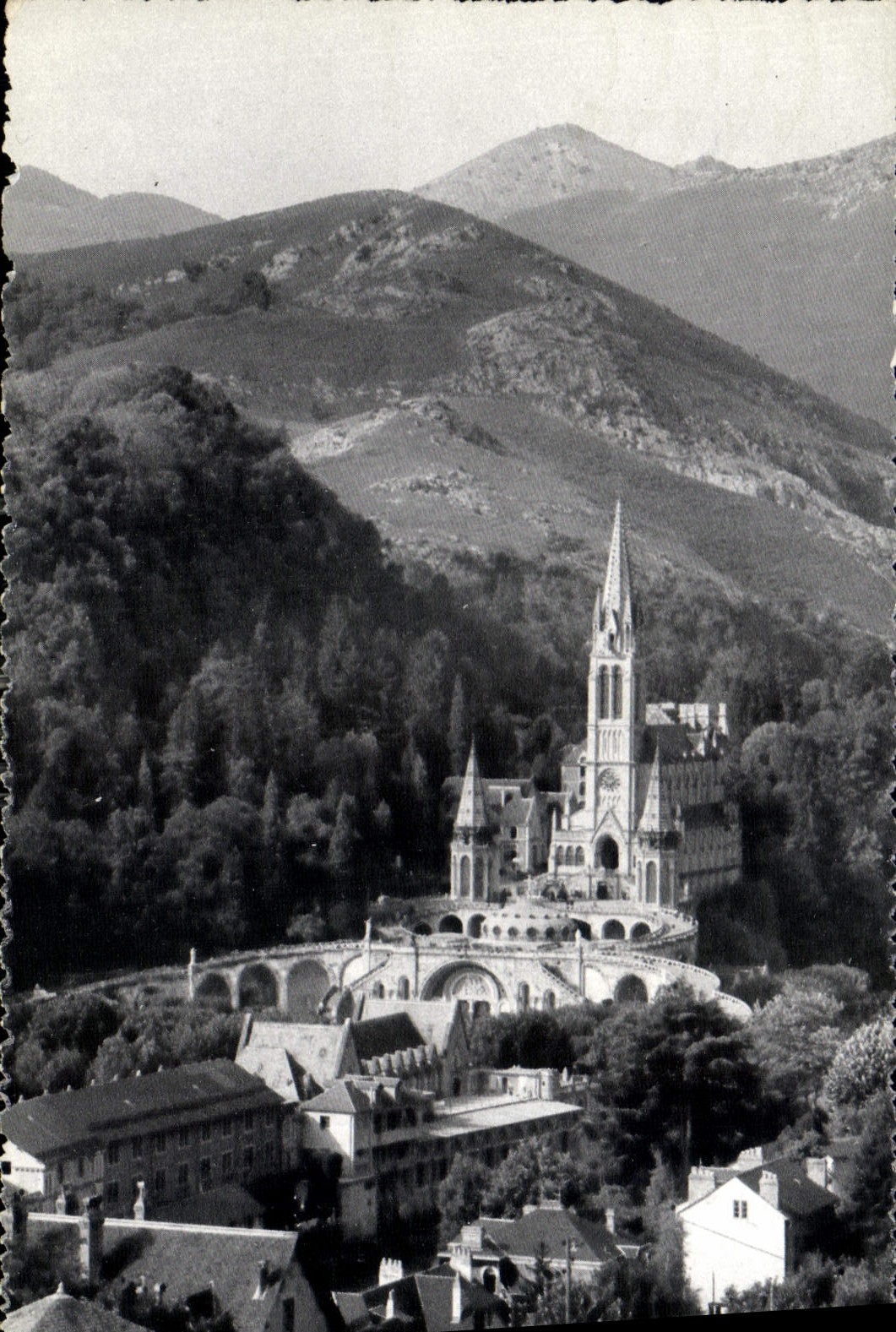 CPA Lourdes la Basilique et la Montagne du Calvaire 