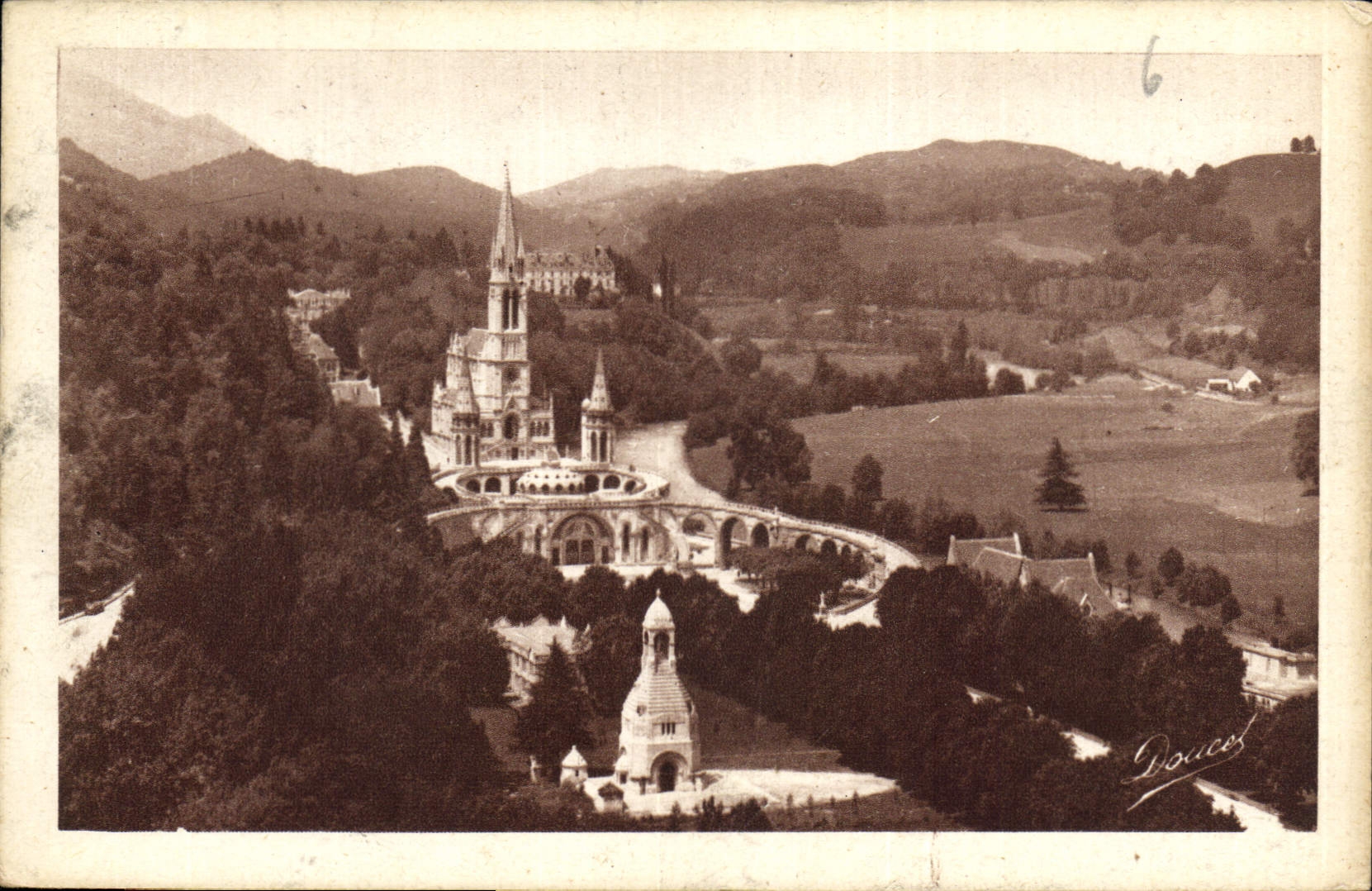 CPA Lourdes la Basilique et le Monument Interallie vus du Chateau Fort 