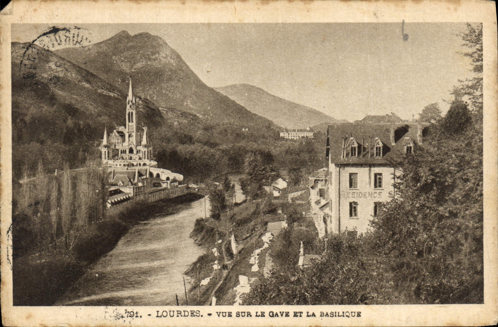 CPA Lourdes vue sur le Gave et la Basilique 