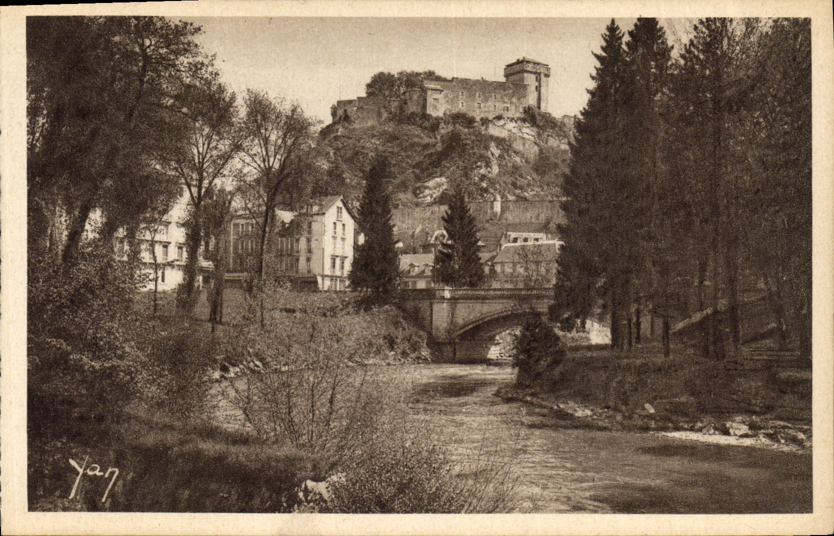 CPA Lourdes le Chateau Fort et le Gave 