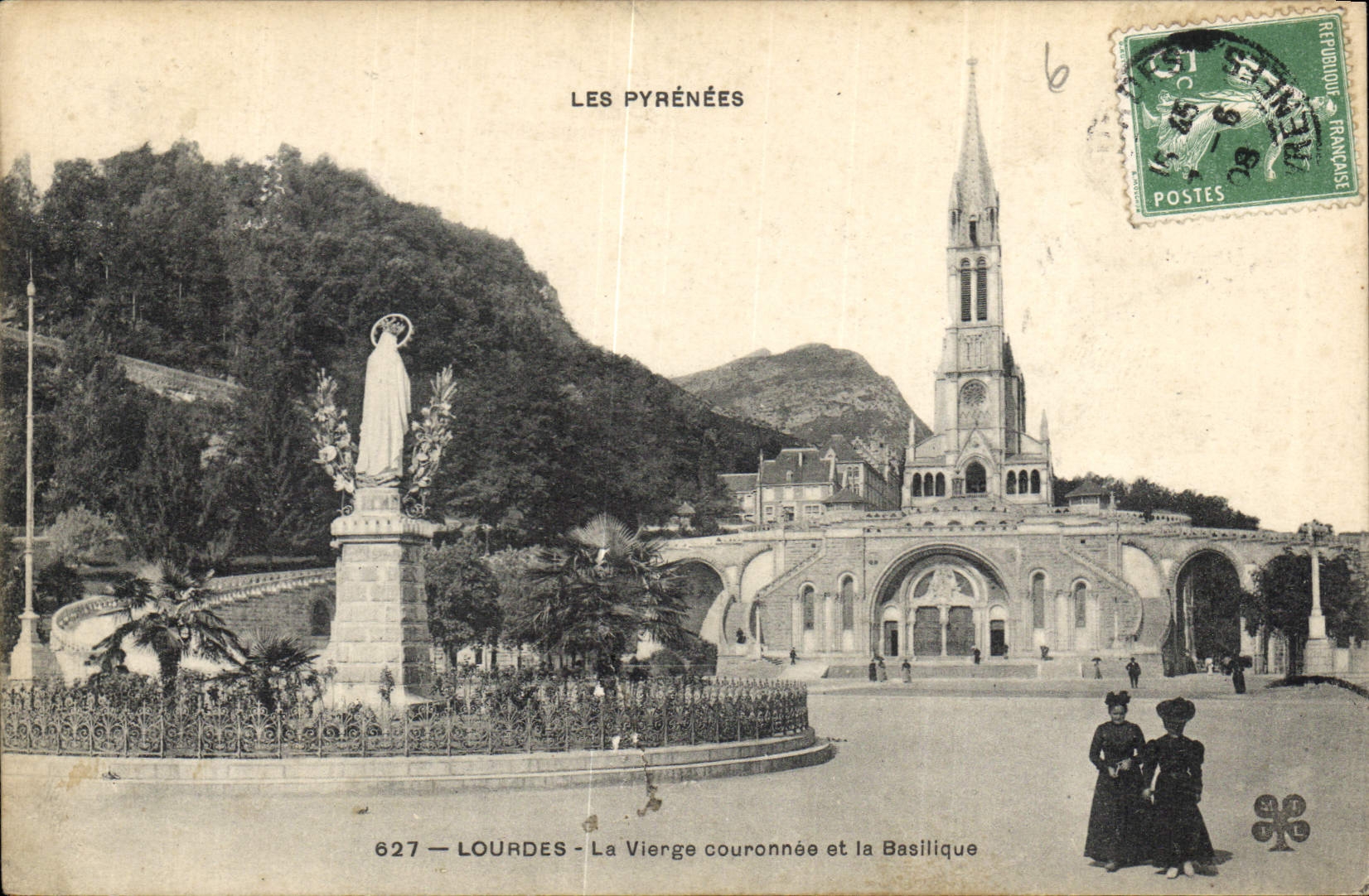 CPA Lourdes la Vierge Couronnee et la Basilique 