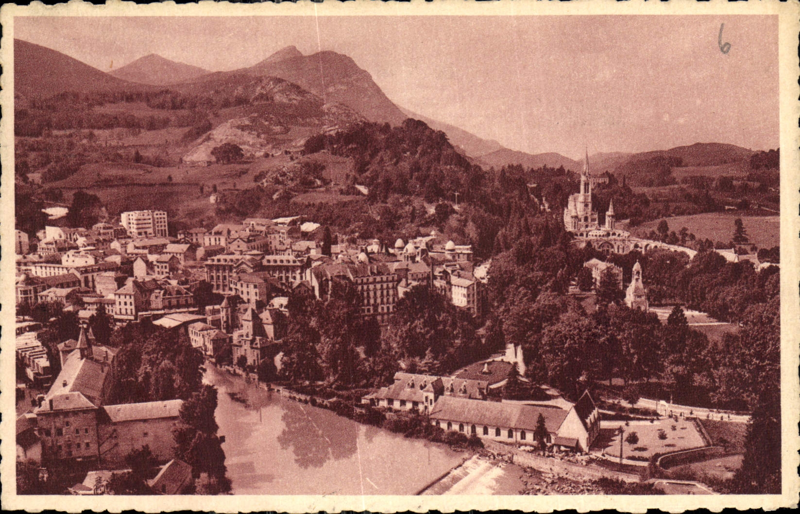 CPA Lourdes vue generale et la Basilique 