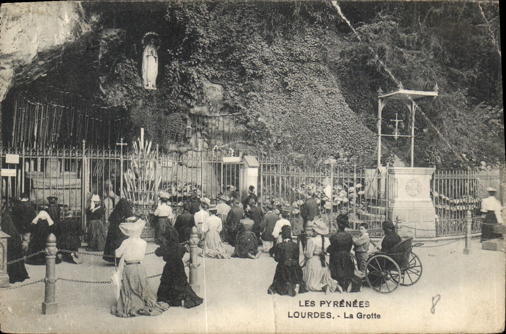 CPA Les Pyrenees Lourdes la Grotte 