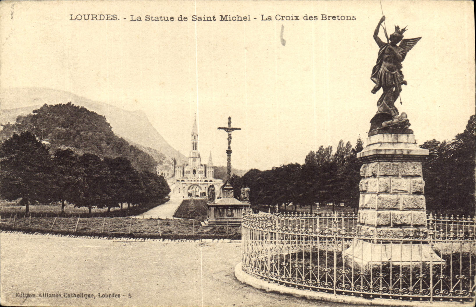 CPA Lourdes la Statue de Saint Michel la Croix des Bretons 