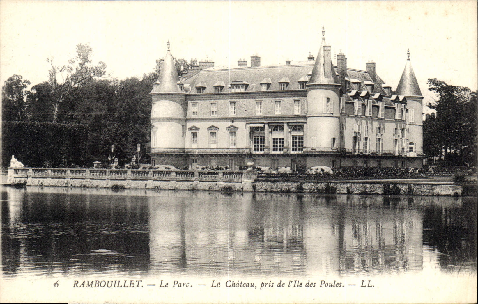 CPA Rambouillet le Parc le Chateau pris de l'Ile des poules